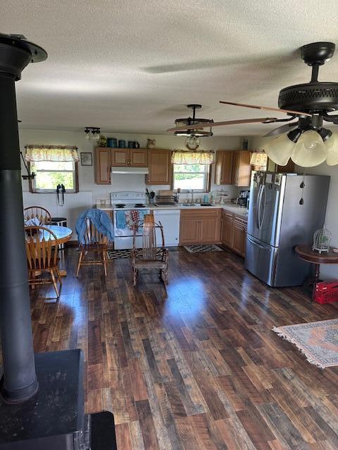 kitchen featuring ceiling fan, electric stove, a textured ceiling, and stainless steel refrigerator