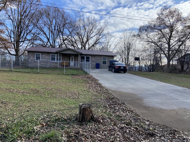 single story home with a front lawn