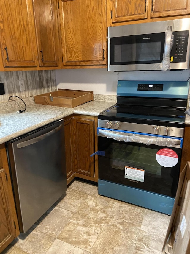 kitchen featuring hardwood / wood-style floors, range, sink, ceiling fan, and kitchen peninsula