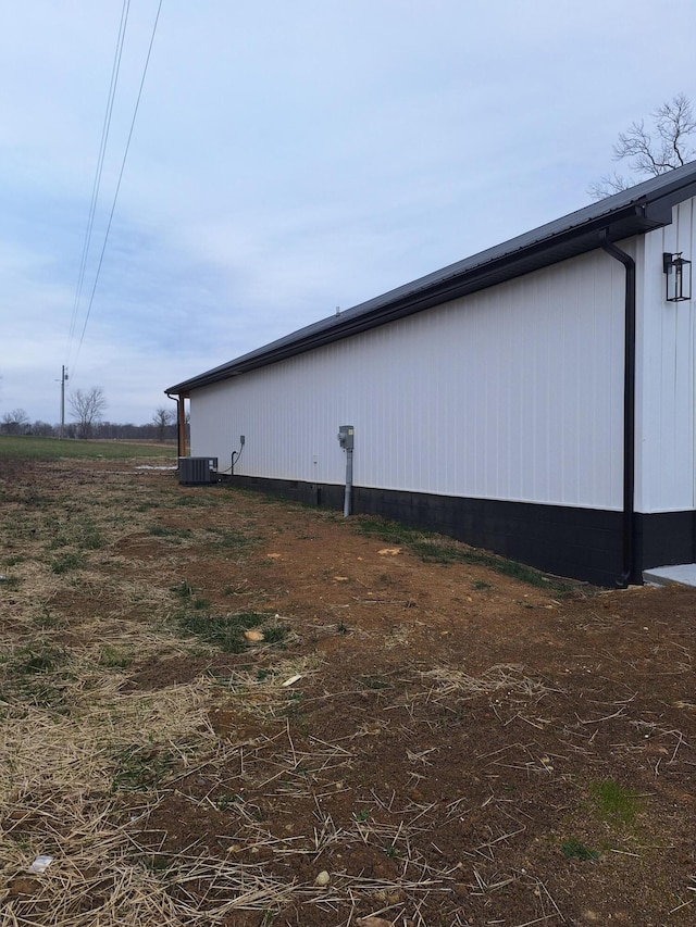 15 David St, Flemingsburg, KY 41041 - view of side of home featuring a cooling unit and an outbuilding