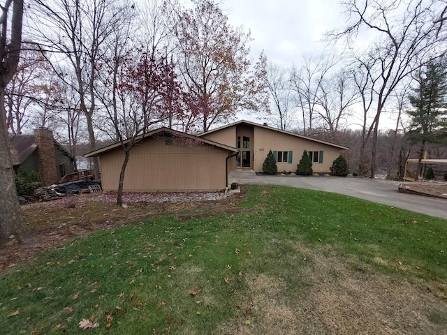 view of front of house featuring a front lawn