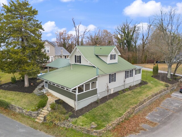 view of front of house with a front lawn