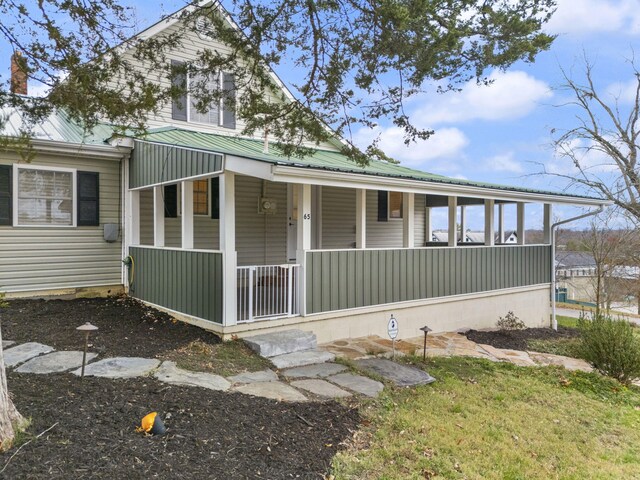 view of front of property featuring a porch