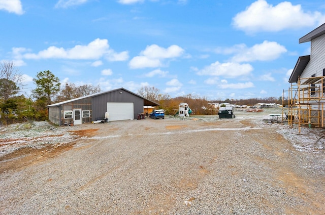 view of yard featuring an outdoor structure and a garage