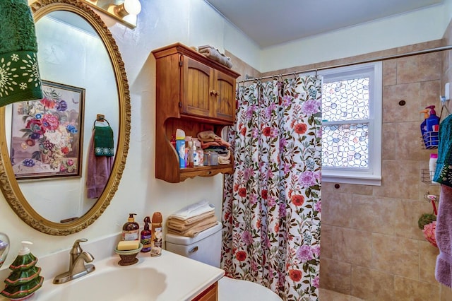 bathroom featuring a shower with curtain, vanity, and toilet