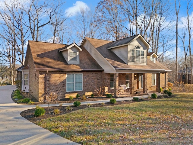 view of front of property featuring a porch and a front lawn