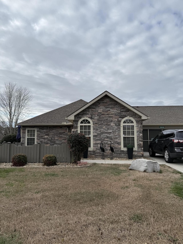 ranch-style home featuring a front lawn