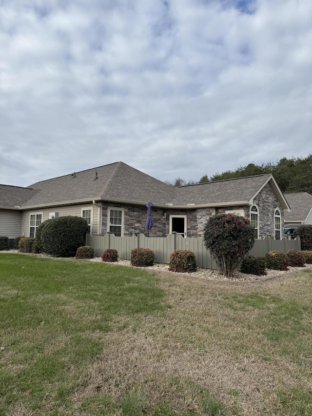 view of front of property with a front lawn