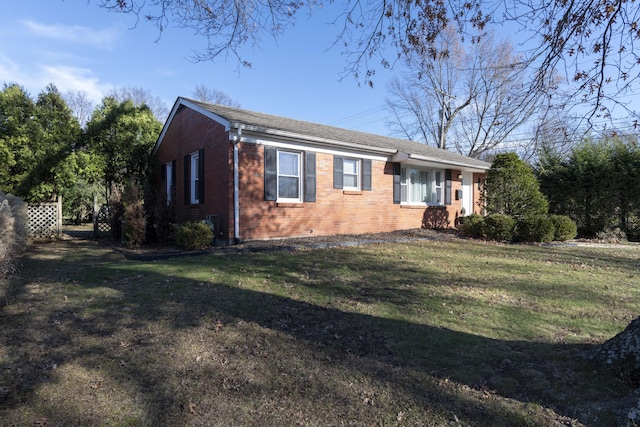 ranch-style home featuring a front lawn