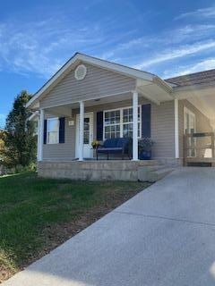 view of front of house featuring a porch and a front yard