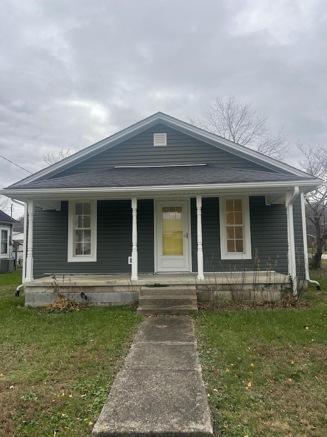 view of front of home with a front lawn