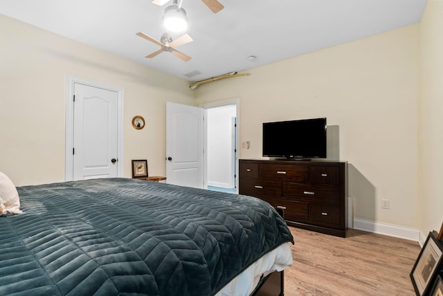 bedroom with visible vents, light wood-style flooring, baseboards, and ceiling fan