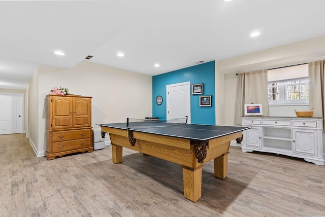 playroom featuring recessed lighting, visible vents, baseboards, and light wood-style flooring