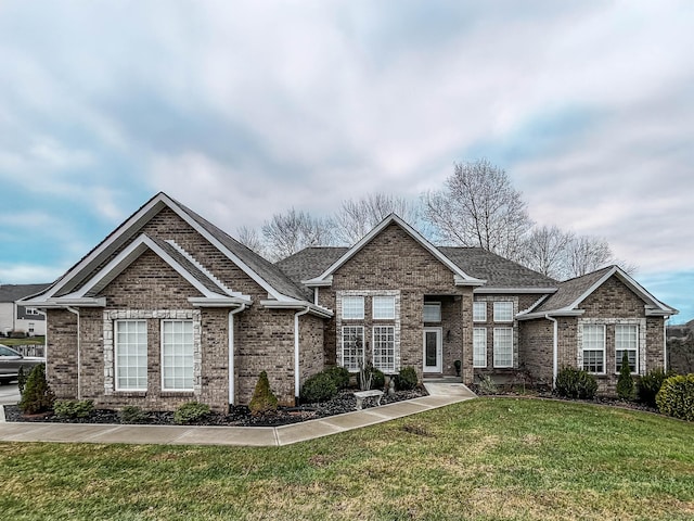 view of front of property featuring a front lawn