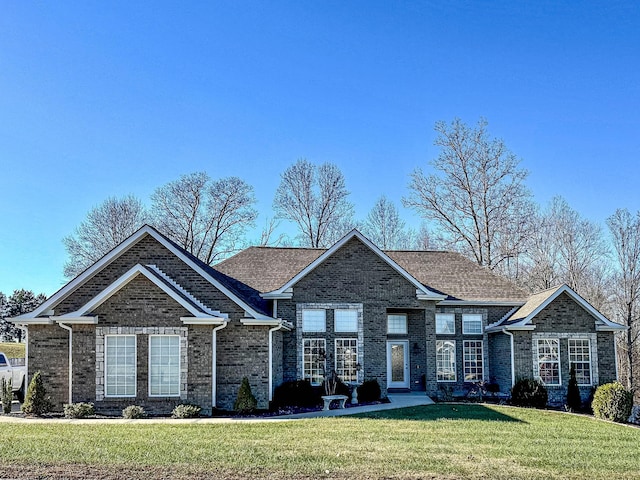 view of front of property featuring a front yard