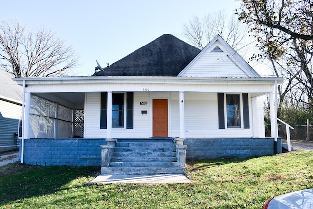 view of front facade featuring a porch and a front lawn