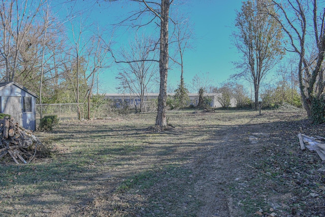 view of yard featuring an outbuilding