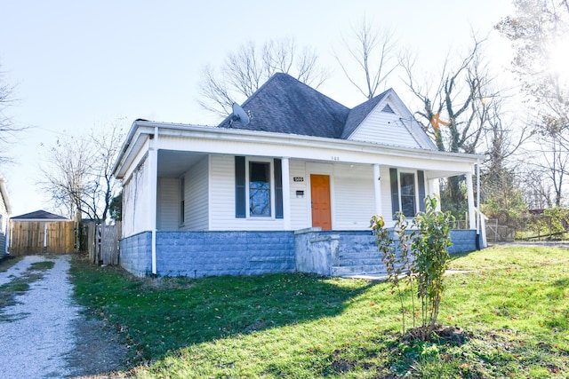 view of front of property featuring covered porch and a front lawn