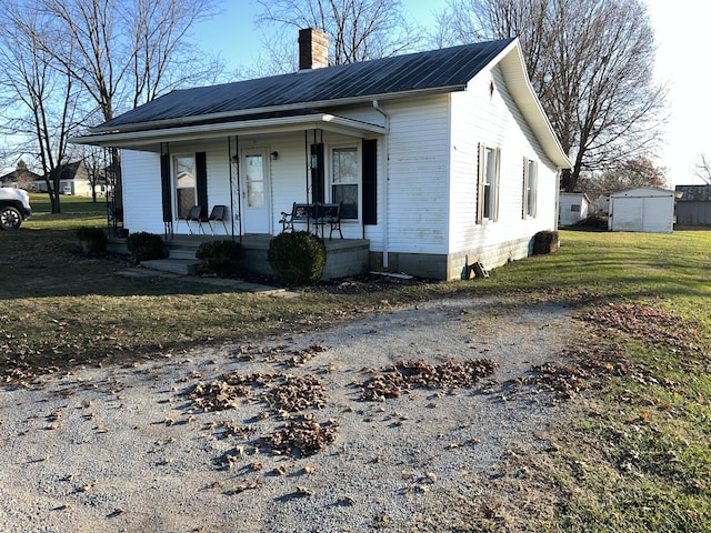 single story home featuring a front lawn and covered porch