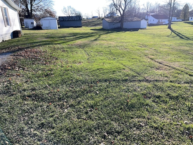 view of yard with an outbuilding