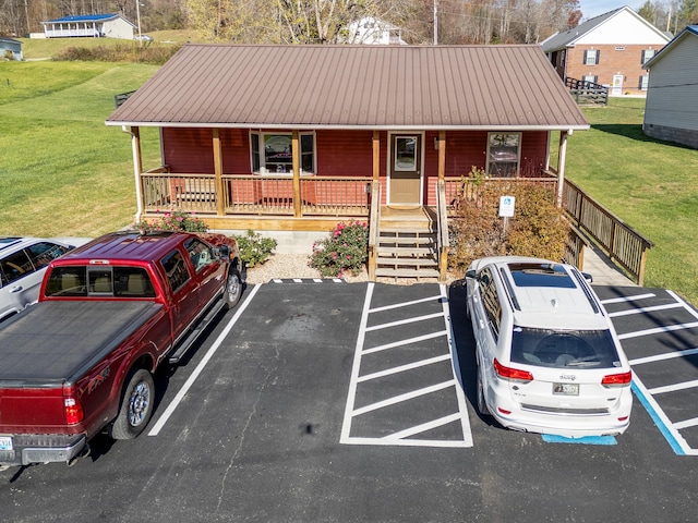 view of front facade featuring covered porch and a front lawn