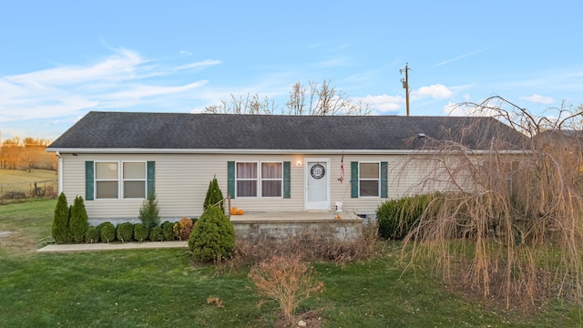 view of front facade with a front lawn