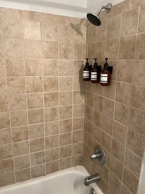 bathroom with tiled shower / bath