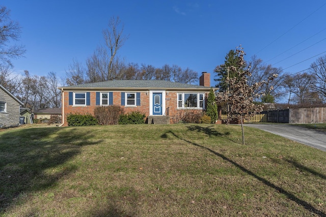 ranch-style home featuring a front lawn