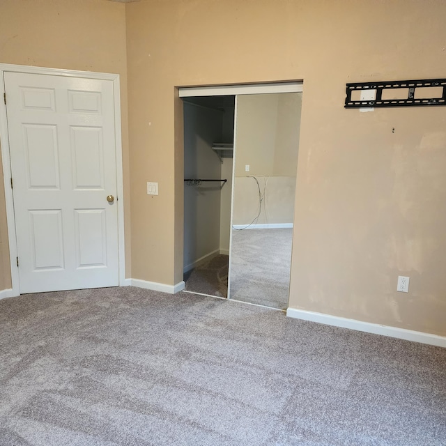 unfurnished bedroom with carpet flooring and a closet