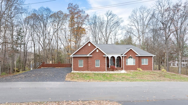 view of front facade featuring covered porch and a front lawn