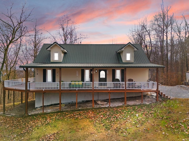 view of front of property featuring a yard