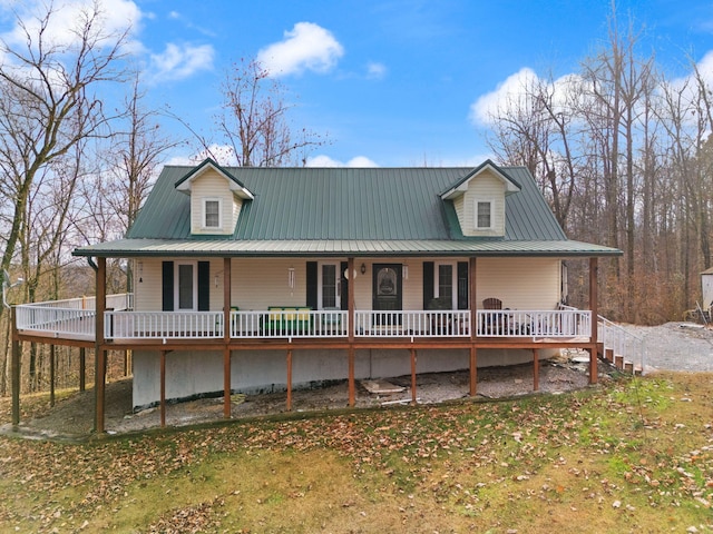 view of front of property featuring a front lawn