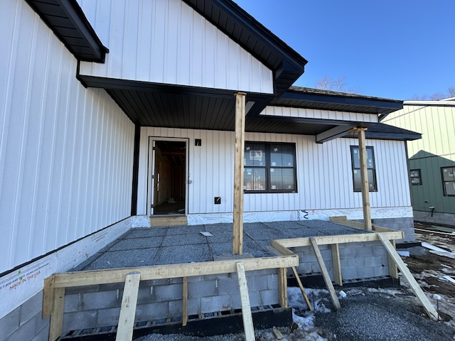 property entrance featuring a porch