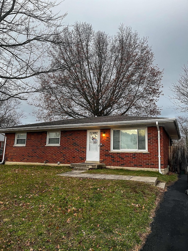 view of front facade featuring a front yard