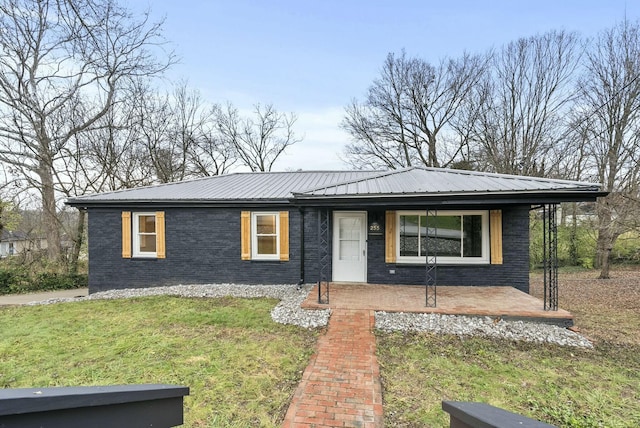 view of front of house featuring covered porch and a front yard