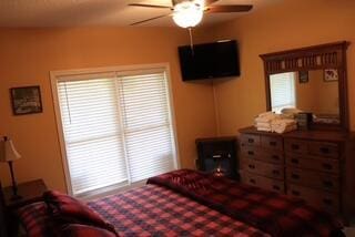 bedroom with ceiling fan