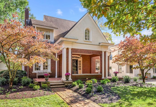 view of front of house featuring a front lawn