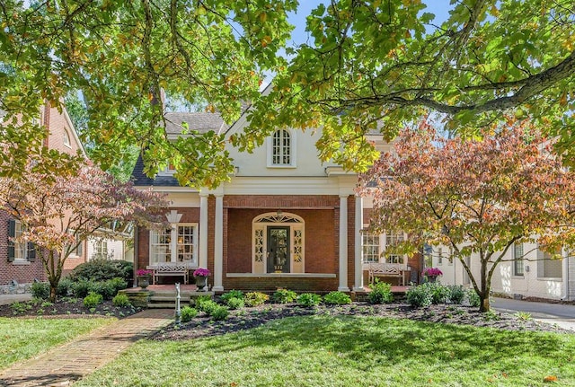 view of front of house featuring a front lawn