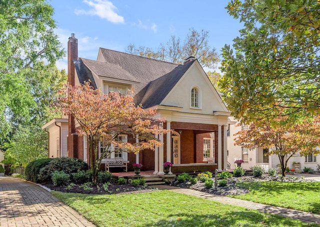 view of front of home with a front lawn