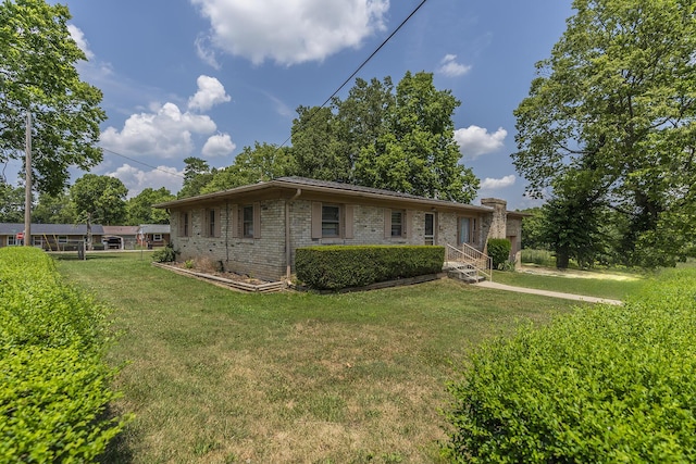 ranch-style house featuring a front lawn