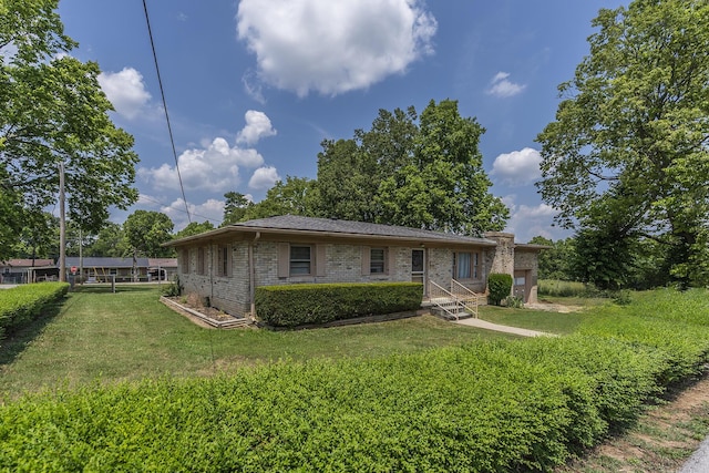 view of front facade featuring a front yard