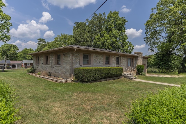 ranch-style home featuring a front lawn