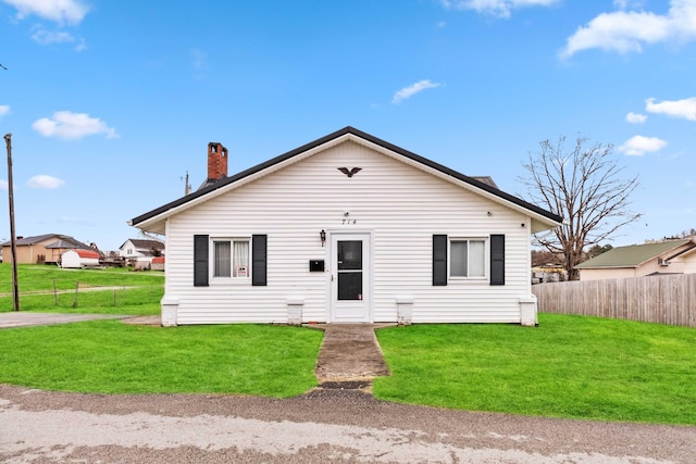 bungalow-style home featuring a front lawn