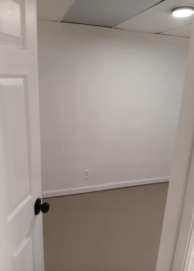 empty room featuring a drop ceiling