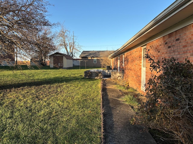 view of yard with a storage unit