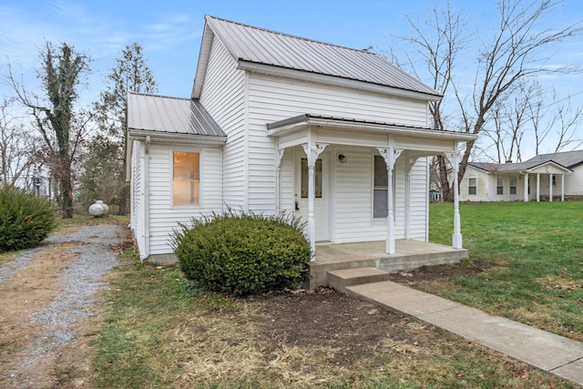 view of front of property featuring covered porch and a front yard