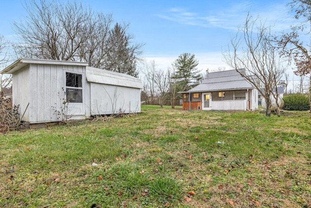 view of yard featuring an outdoor structure
