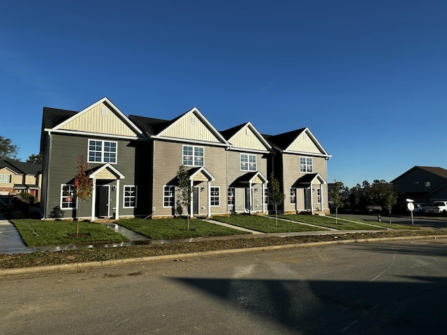 view of front of house featuring a front yard