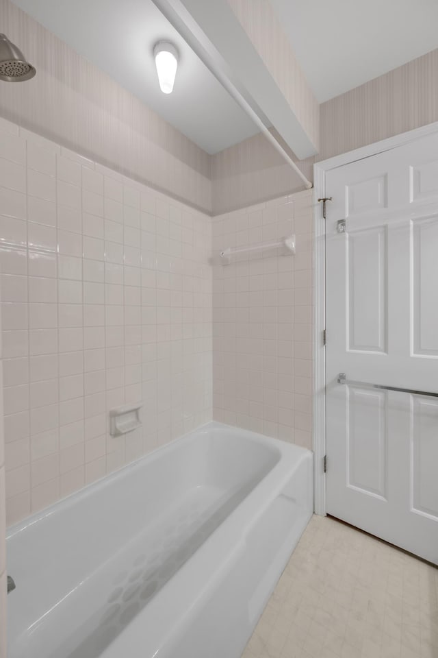 bathroom with tiled shower / bath