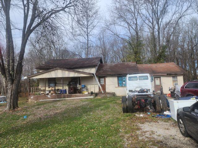 view of front facade with a porch and a front lawn